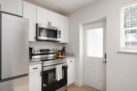 Serene Place Walk to UF Stadium Near Shands & Downtown Apartment in Gainesville