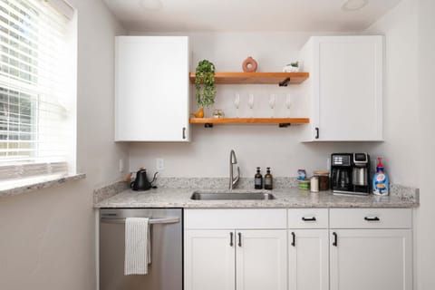 Serene Place Walk to UF Stadium Near Shands & Downtown Apartment in Gainesville