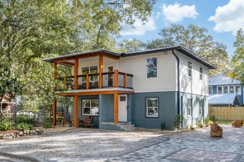 Serene Place Walk to UF Stadium Near Shands & Downtown Apartment in Gainesville