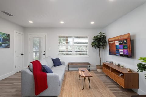 Serene Place Walk to UF Stadium Near Shands & Downtown Apartment in Gainesville