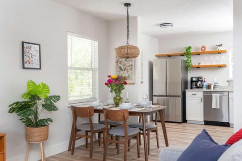 Serene Place Walk to UF Stadium Near Shands & Downtown Apartment in Gainesville