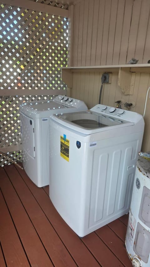 Nice 4 Bedrooms In Biscayne Gardens! House in Golden Glades