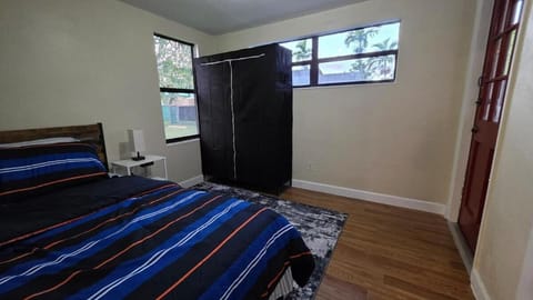 Nice 4 Bedrooms In Biscayne Gardens! House in Golden Glades