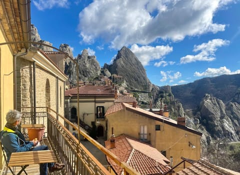 Balcony/Terrace, Mountain view