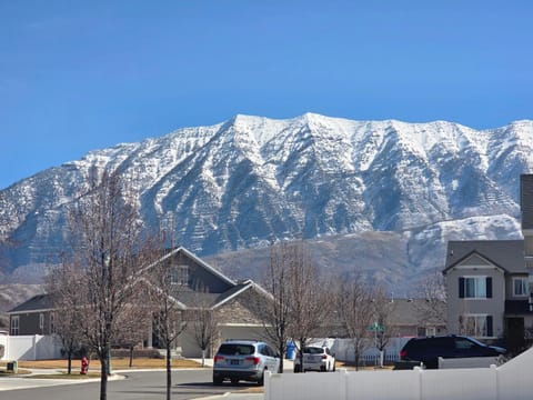 Property building, Spring, Day, Neighbourhood, Natural landscape, Winter, Balcony/Terrace, Mountain view