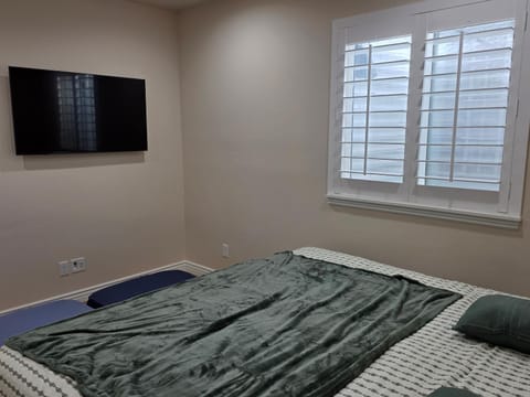 Bed, TV and multimedia, Bedroom