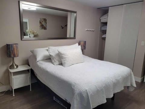 Waterfront Balcony Condo & Beach Access Hot Tub Apartment in Ruskin