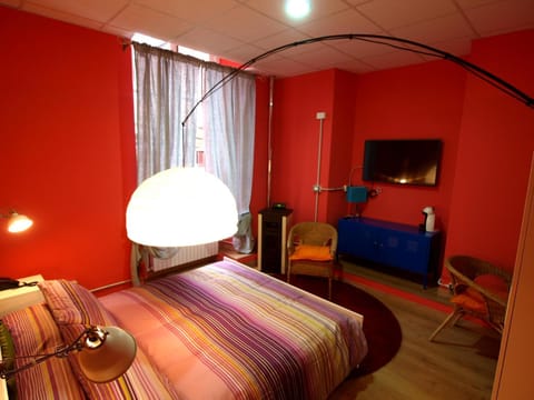 Bed, TV and multimedia, Photo of the whole room, Bedroom