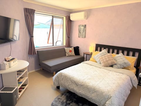 Bed, TV and multimedia, Bedroom, air conditioner