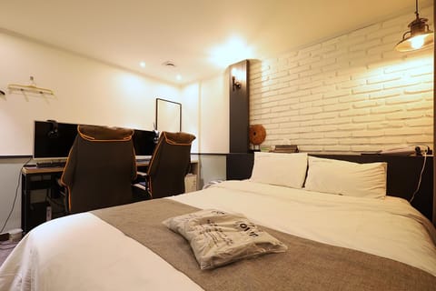 Bed, Living room, Seating area