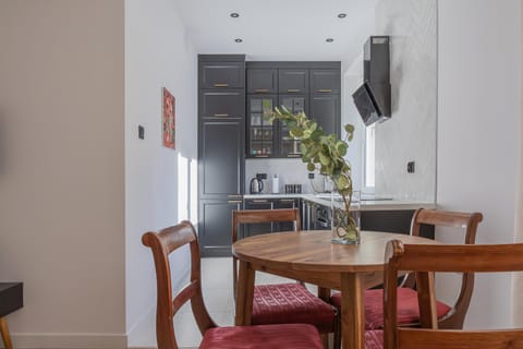 Kitchen or kitchenette, Dining area