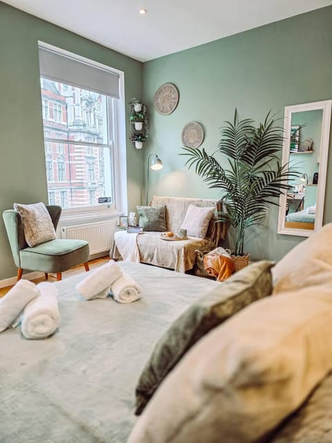 Bed, Living room, Photo of the whole room, Seating area, Bedroom, towels