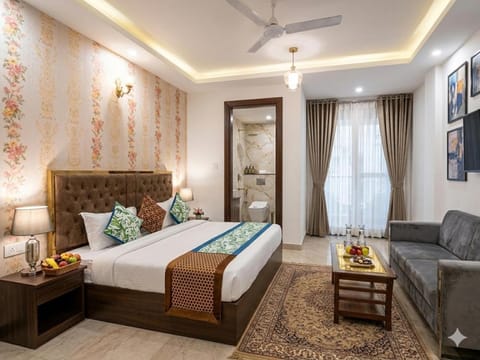 Bed, TV and multimedia, Living room, Photo of the whole room, Seating area, Bedroom, fireplace