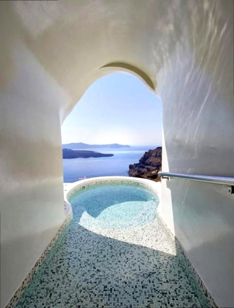 Maria house in Santorini pool and jacuzzi Villa in Mesaria