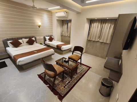 Bed, TV and multimedia, Living room, Photo of the whole room, Seating area, Bedroom