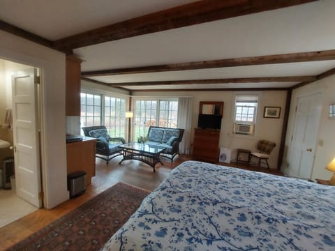 Darius' 2-Room Suite Apartment in Sharon