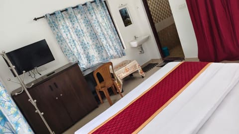 Bed, TV and multimedia, Photo of the whole room, Bedroom