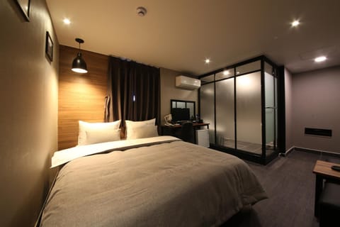 Nearby landmark, Restaurant/places to eat, Coffee/tea facilities, Bedroom, Shopping Area