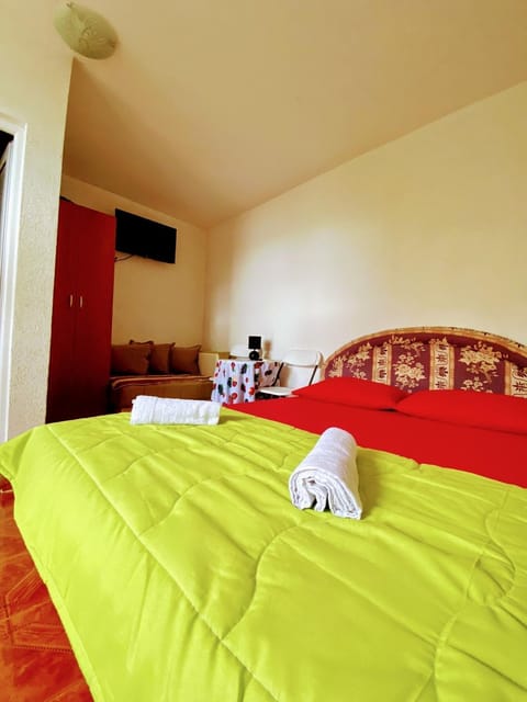 Bed, TV and multimedia, Photo of the whole room, Bedroom, towels