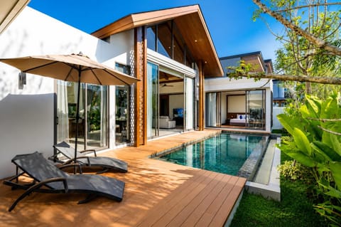 Patio, Swimming pool, sunbed