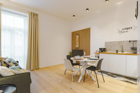 TV and multimedia, Kitchen or kitchenette, Living room, Seating area, Dining area