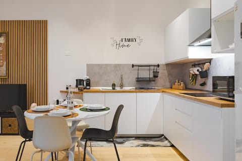 Coffee/tea facilities, Kitchen or kitchenette, Living room, Seating area, Dining area, stove