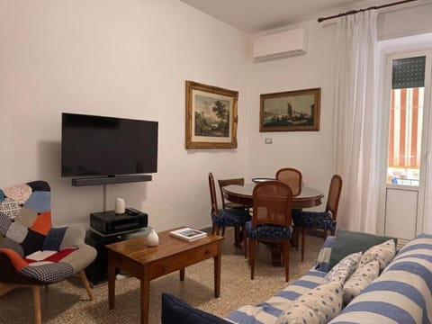 TV and multimedia, Seating area