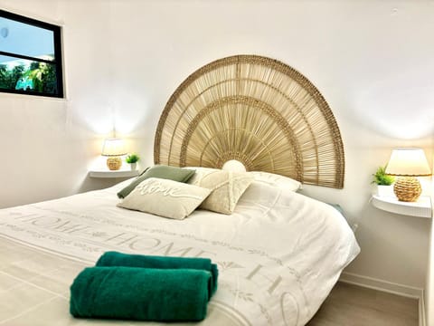 Bed, Photo of the whole room, Bedroom, soundproof, towels