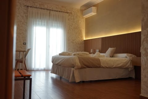 Bed, Bathroom, TV and multimedia, Photo of the whole room, Bedroom, heating, towels, wardrobe, air conditioner