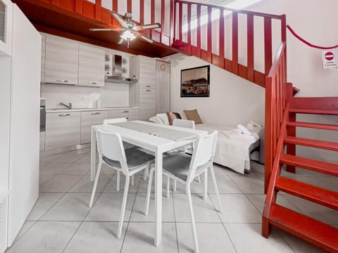 Kitchen or kitchenette, Living room, Seating area, Dining area, stove