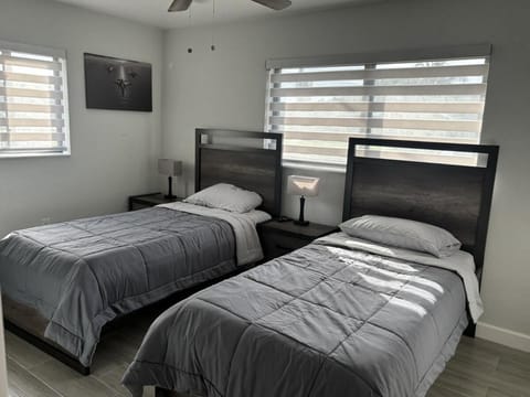 Fully Renovated Modern Home Sleeps 8 FREE parking House in Miami Gardens