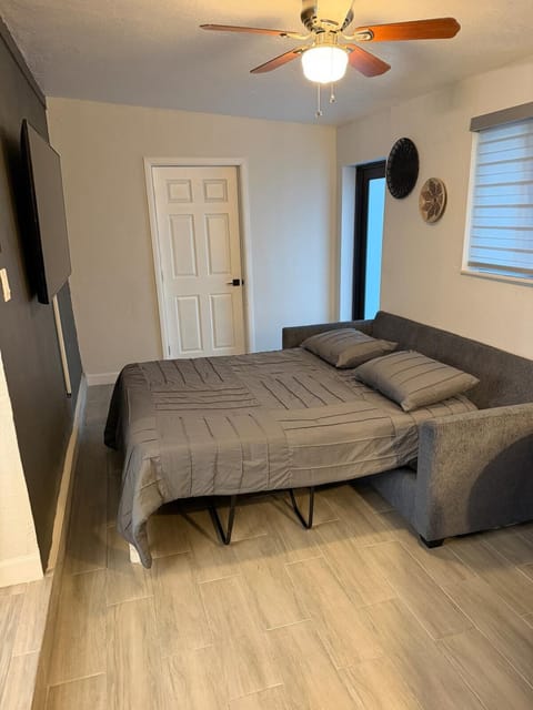 Fully Renovated Modern Home Sleeps 8 FREE parking House in Miami Gardens