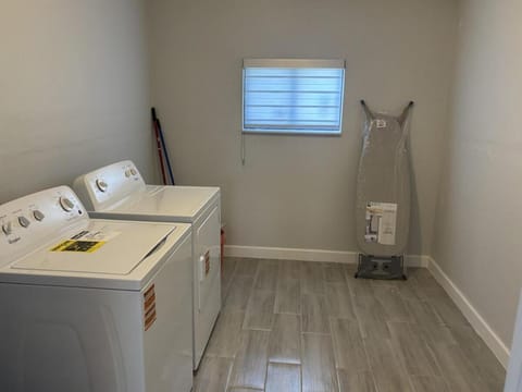 Fully Renovated Modern Home Sleeps 8 FREE parking House in Miami Gardens