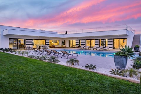 Property building, Garden, Pool view, Swimming pool, sunbed