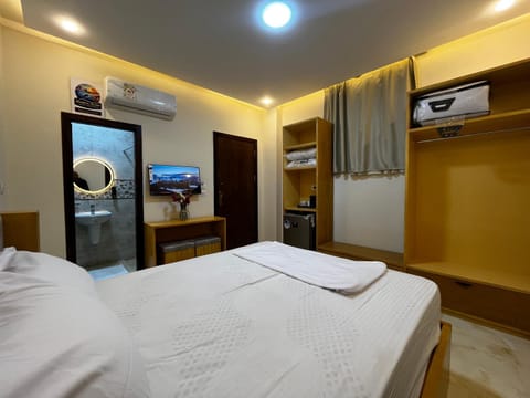 Bed, TV and multimedia, Photo of the whole room, Bedroom, towels, wardrobe, air conditioner