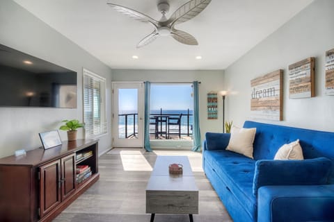 Oceanfront Condo, Private Balcony, Beach Access, Sunset Views Apartment in Carlsbad