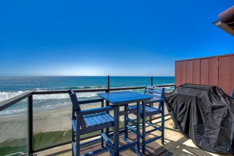 Oceanfront Condo, Private Balcony, Beach Access, Sunset Views Apartment in Carlsbad