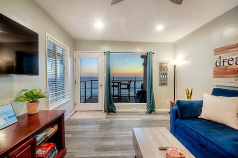 Oceanfront Condo, Private Balcony, Beach Access, Sunset Views Apartment in Carlsbad