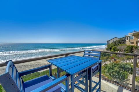 Oceanfront Condo, Private Balcony, Beach Access, BBQ Apartment in Carlsbad