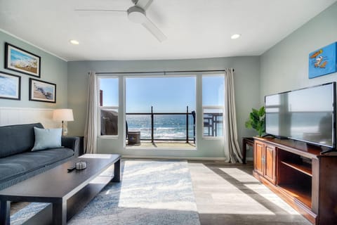 Oceanfront Condo, Private Balcony, Beach Access, BBQ Apartment in Carlsbad