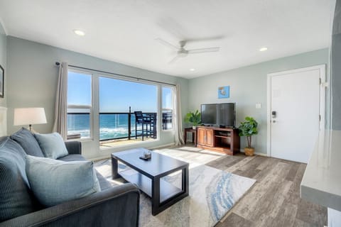 Oceanfront Condo, Private Balcony, Beach Access, BBQ Apartment in Carlsbad