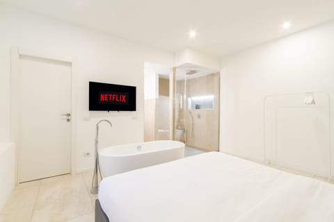 Bed, TV and multimedia, Photo of the whole room, Bedroom, Open Air Bath, Bath, wardrobe