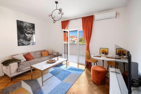 TV and multimedia, Living room, Dining area, air conditioner