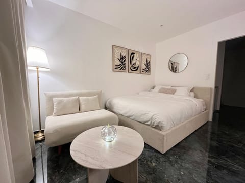 Bed, TV and multimedia, Living room, Photo of the whole room, Seating area