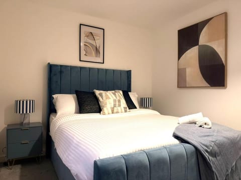 Cheltenham Town Centre 2Bed 2Bath Flat, Parking Apartment in Cheltenham