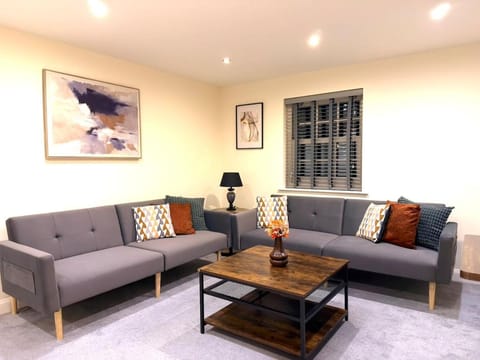 Cheltenham Town Centre 2Bed 2Bath Flat, Parking Apartment in Cheltenham