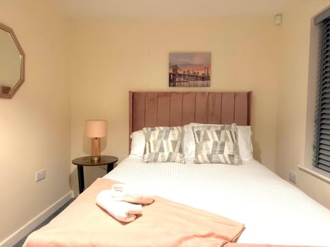 Cheltenham Town Centre 2Bed 2Bath Flat, Parking Apartment in Cheltenham