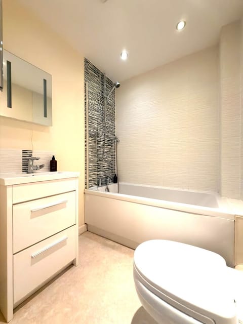 Cheltenham Town Centre 2Bed 2Bath Flat, Parking Apartment in Cheltenham