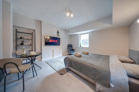 Bed, TV and multimedia, Living room, Photo of the whole room, Seating area, Bedroom