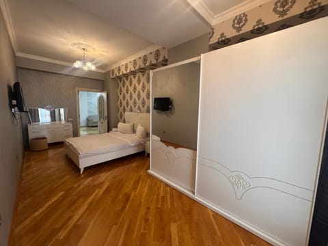 Bed, TV and multimedia, Photo of the whole room, Bedroom, towels, wardrobe